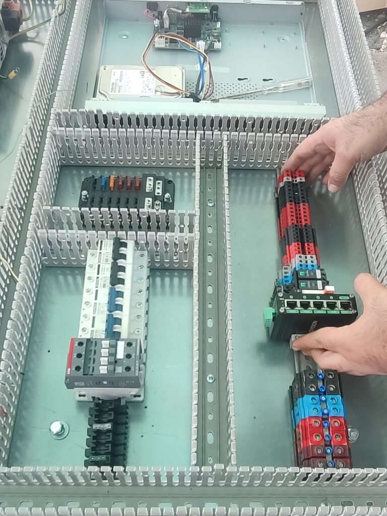 בניית ארון מתח נמוך ומצלמות אבטחה שלב חיבור האביזרים