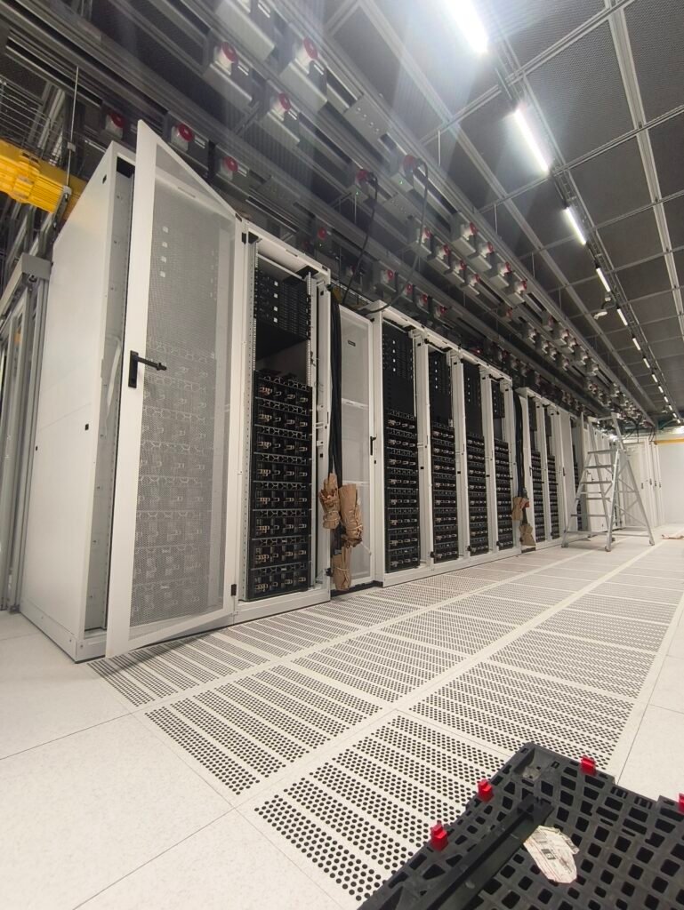 חדר שרתים בשלבי בניה AI