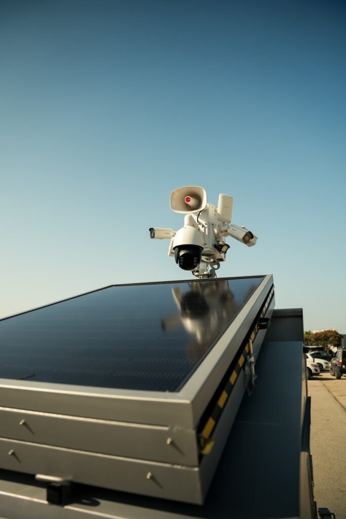 מתקן פאנלים סולאריים – מסילות כפולות לשליפת פאנלים, ידיות שליפה ונעילה מכנית מלאה