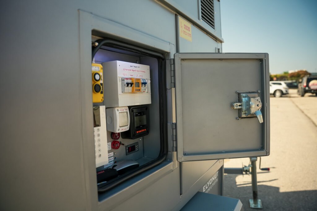 פאנל שליטה מרכזי – שליטה מלאה על כלל מערכות הנגרר מממשק הפעלה אחד