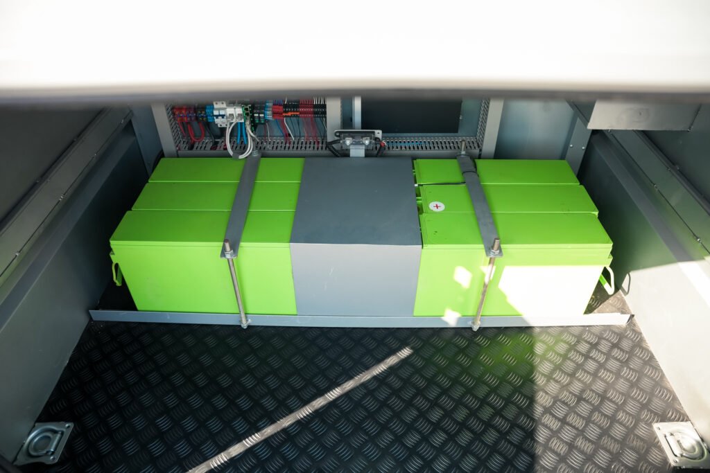 מתקן לסוללות – תא ייעודי מאוורר וזיווד מקצועי לבנק הסוללות