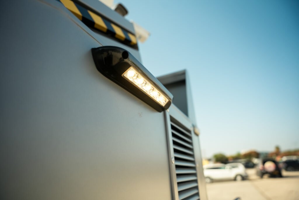 תאורה היקפית מלאה – פריסה אחידה של תאורה חזקה לעבודה וביטחון בשטח