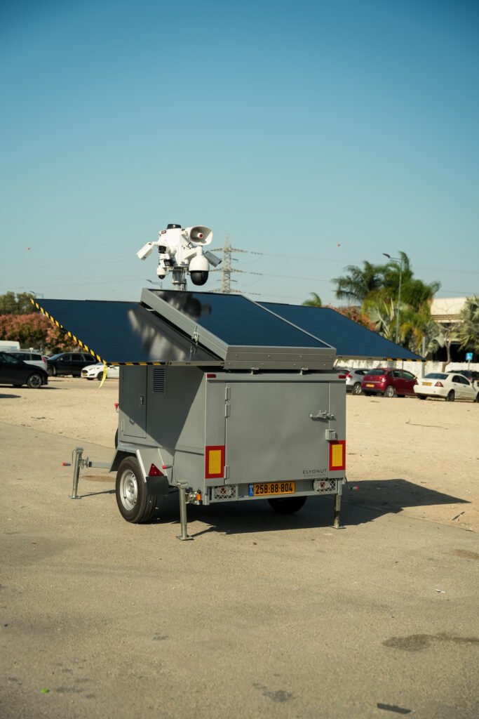 פאנלים סולאריים איכותיים – טעינה יומית ממוצעת של כ־7.5kW ליציבות אנרגטית מלאה