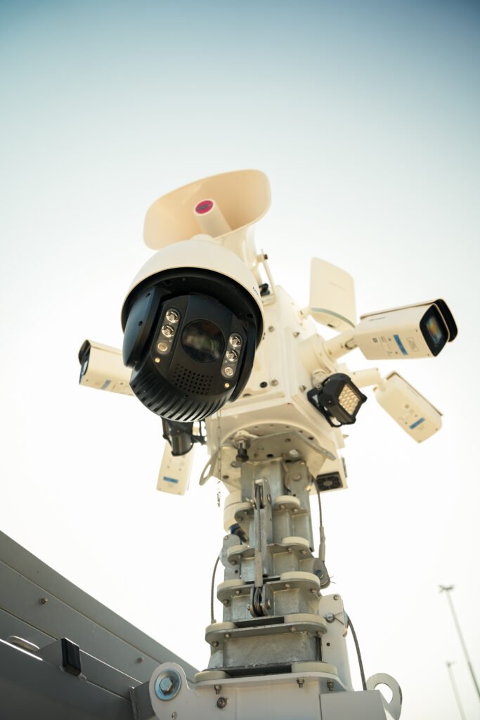 ראש מודולרי מתכוונן – מאפשר התקנה של עד 12 אביזרים שונים בהתאם לצורכי המשימה.